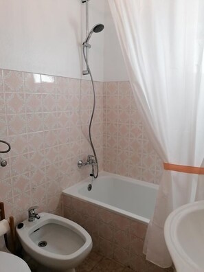 Shower, towels, soap, shampoo - Carlos's Beach Hostel (Aljezur)