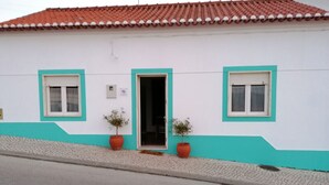 Front of property - Carlos's Beach Hostel (Aljezur)