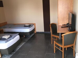 Cortinas blackout, wifi gratis y ropa de cama