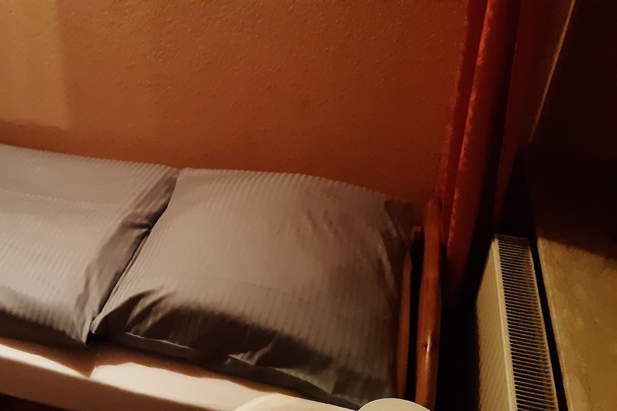 Single Room Nr.2 , En-suite Shower , shared WC | Blackout curtains, free WiFi, bed sheets