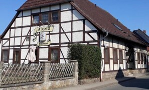 Ein traditionelles Fachwerkhäuschen mit einem Schild, auf dem "Anno Brechtorf" steht.