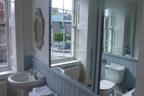 Deluxe Double Room | Bathroom