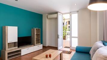 2 Floor Apartment | Sala de estar | TV de tela plana