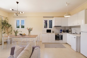 Full-sized fridge, microwave, coffee/tea maker, electric kettle