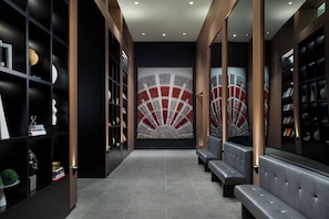 Serviert Abendessen und Happy Hour