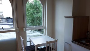 Deluxe Triple Room, 2 Bedrooms (Nr. 4) | In-room dining