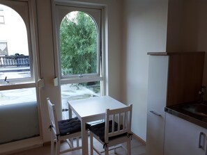 Deluxe Triple Room, 2 Bedrooms (Nr. 4) | In-room dining - Tilia Gästezimmer - Eichholzstrasse 11 (Esselbach)