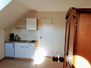 豪華單人房 (Nr. 7) | 私人小型廚房 | 爐台、鍋具/餐盤/廚房用品