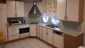 Family Suite, 3 Bedrooms, Ground Floor (Deluxe) | Private kitchen