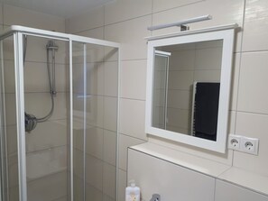 Suite familiar, 3 habitaciones, planta baja (Deluxe) | Baño | Toallas 