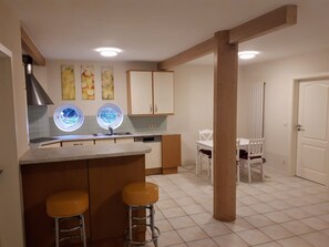 Suite Familiale, 3 chambres, rez-de-chaussée (Deluxe) | Coin séjour | Télévision à écran plat