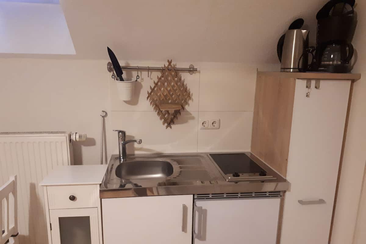 Deluxe Single Room (Nr. 9) | Private kitchenette | Stovetop, cookware/dishes/utensils