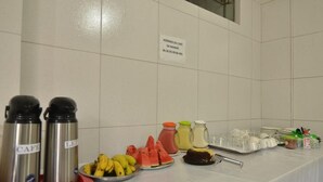 Buffet de l'esmorzar amb aliments i begudes.