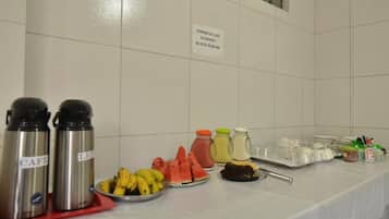 Café da manhã com buffet grátis todos os dias