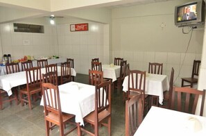 بوفيه فطور مجانًا يوميًا