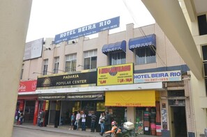 A building with multiple businesses including a hotel named HOTEL BEIRA RIO, a popular center, and a session offering services at a price of 3.00.