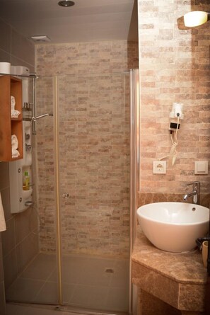 Shower, free toiletries, hair dryer, slippers - Villa Verde - Special Class (Antalya)