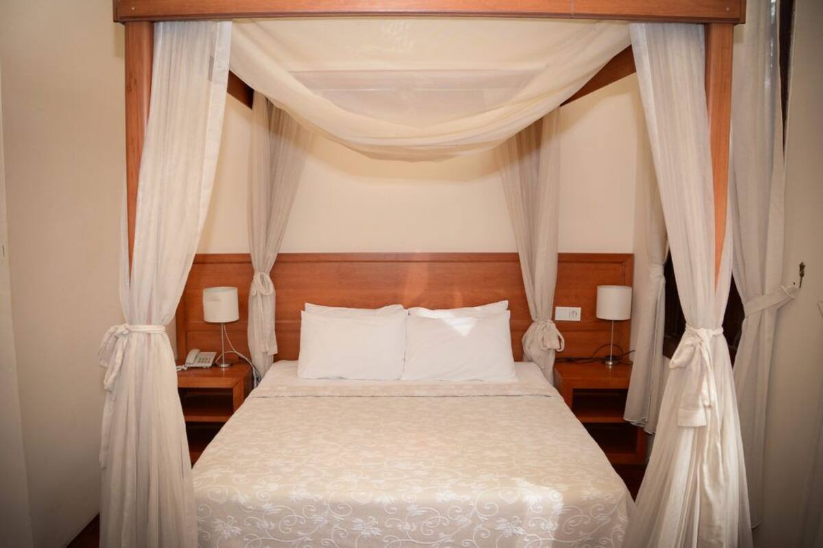 Quarto lua de mel | Cofres nos quartos, Wi-Fi de cortesia, roupa de cama