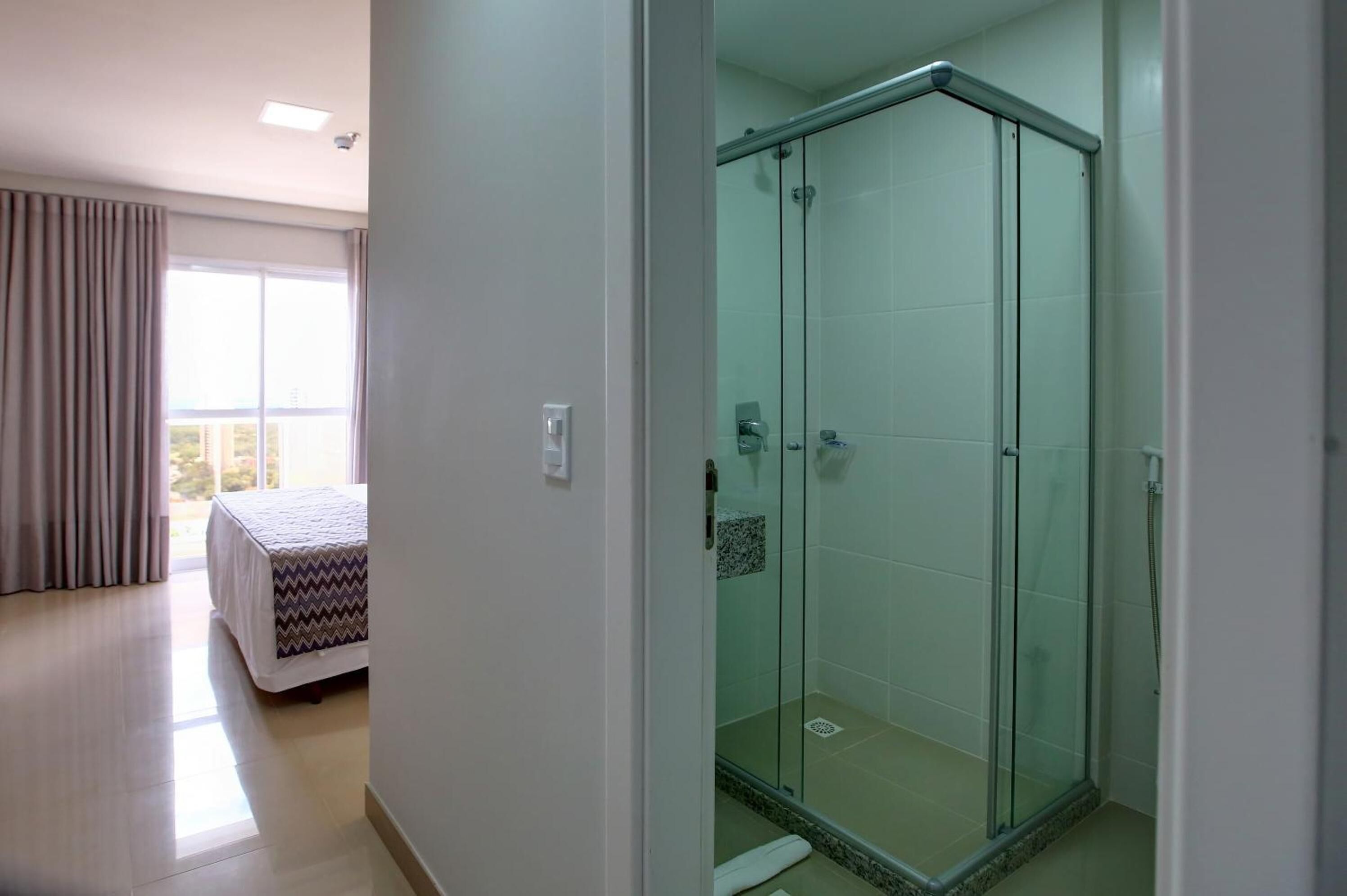 rainfall showerhead, free toiletries, hair dryer, towels