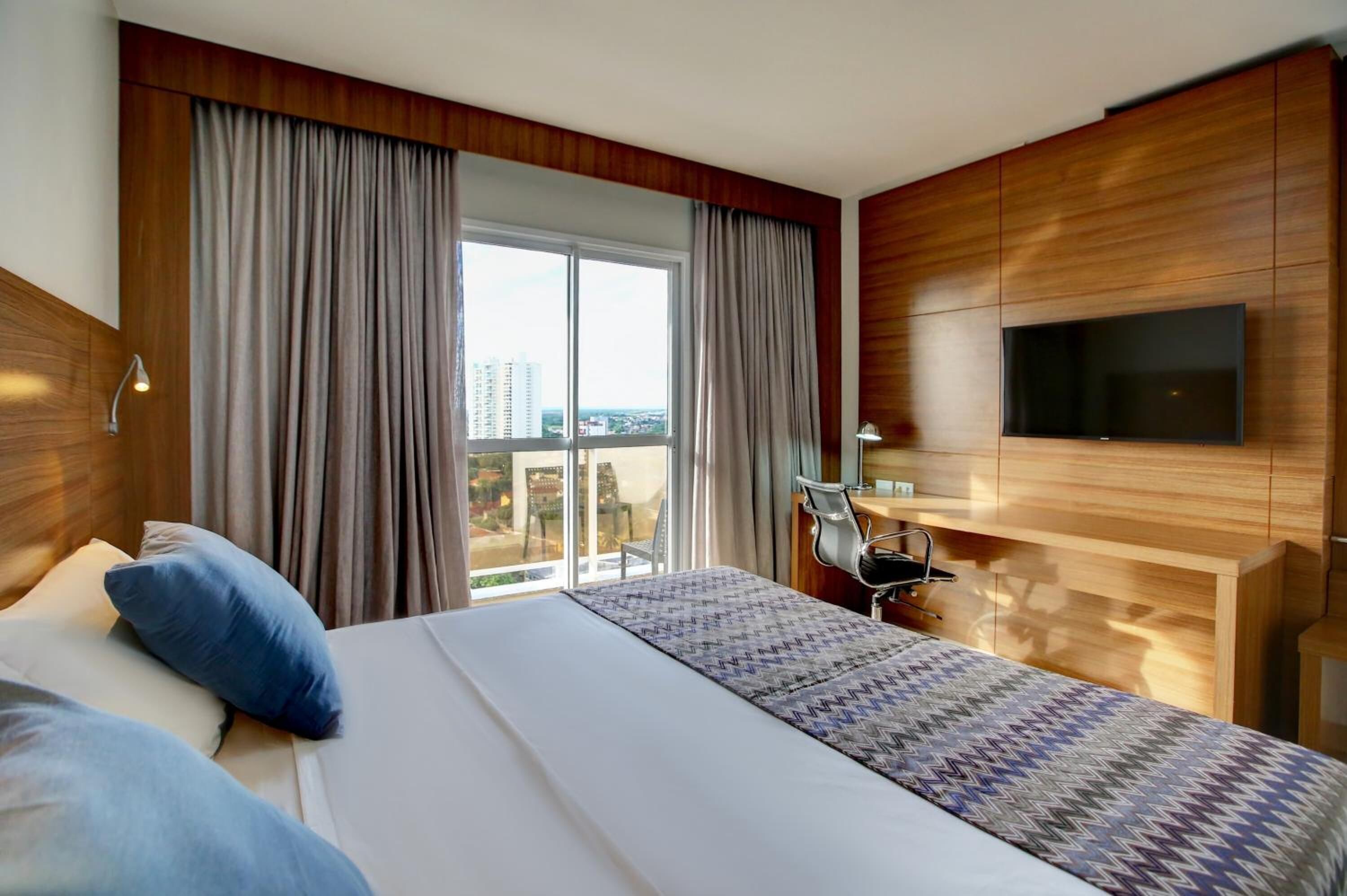 Matalassos amb encoixinament addicional, minibar i decoració individual 