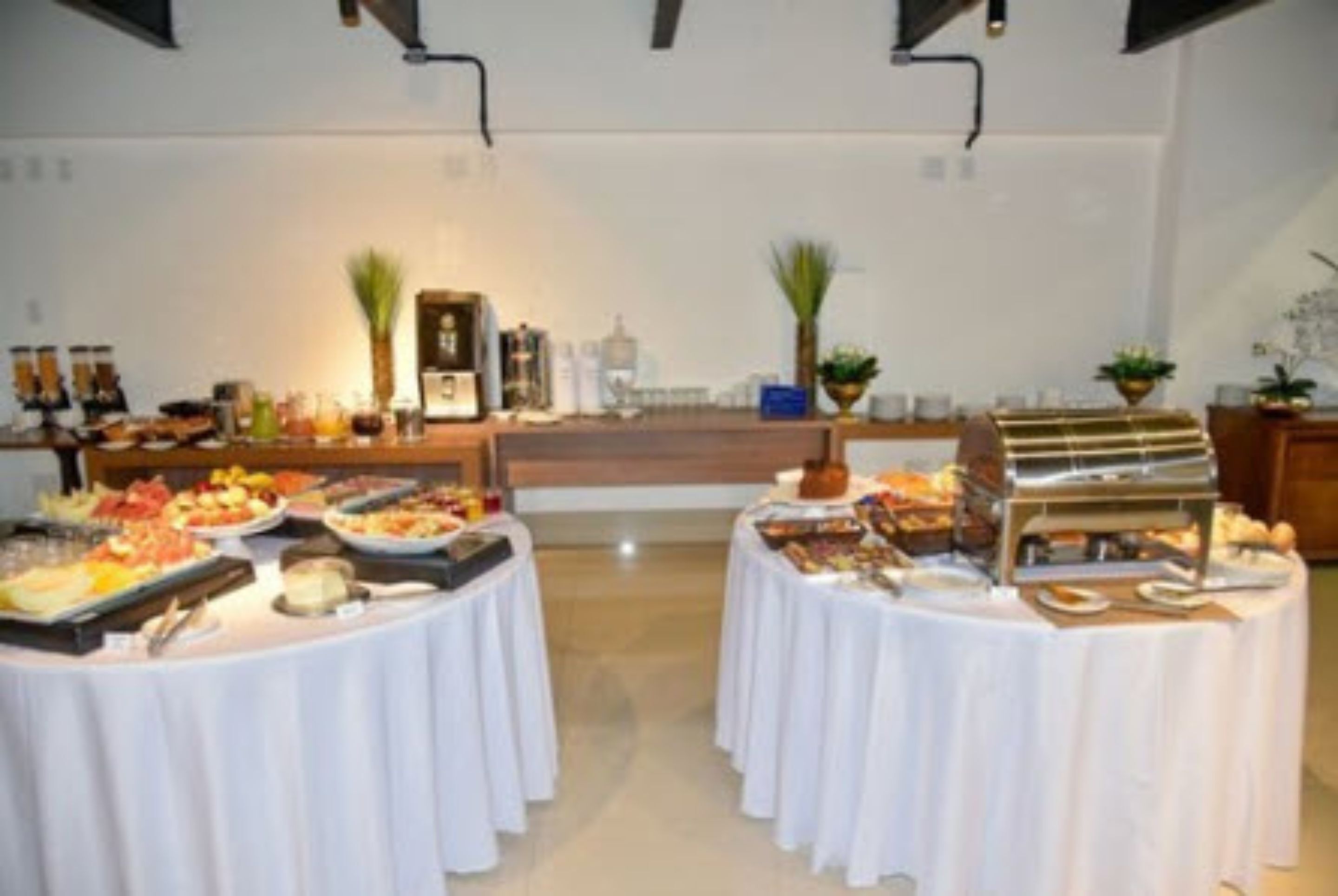 daily buffet breakfast (brl 39 per person)