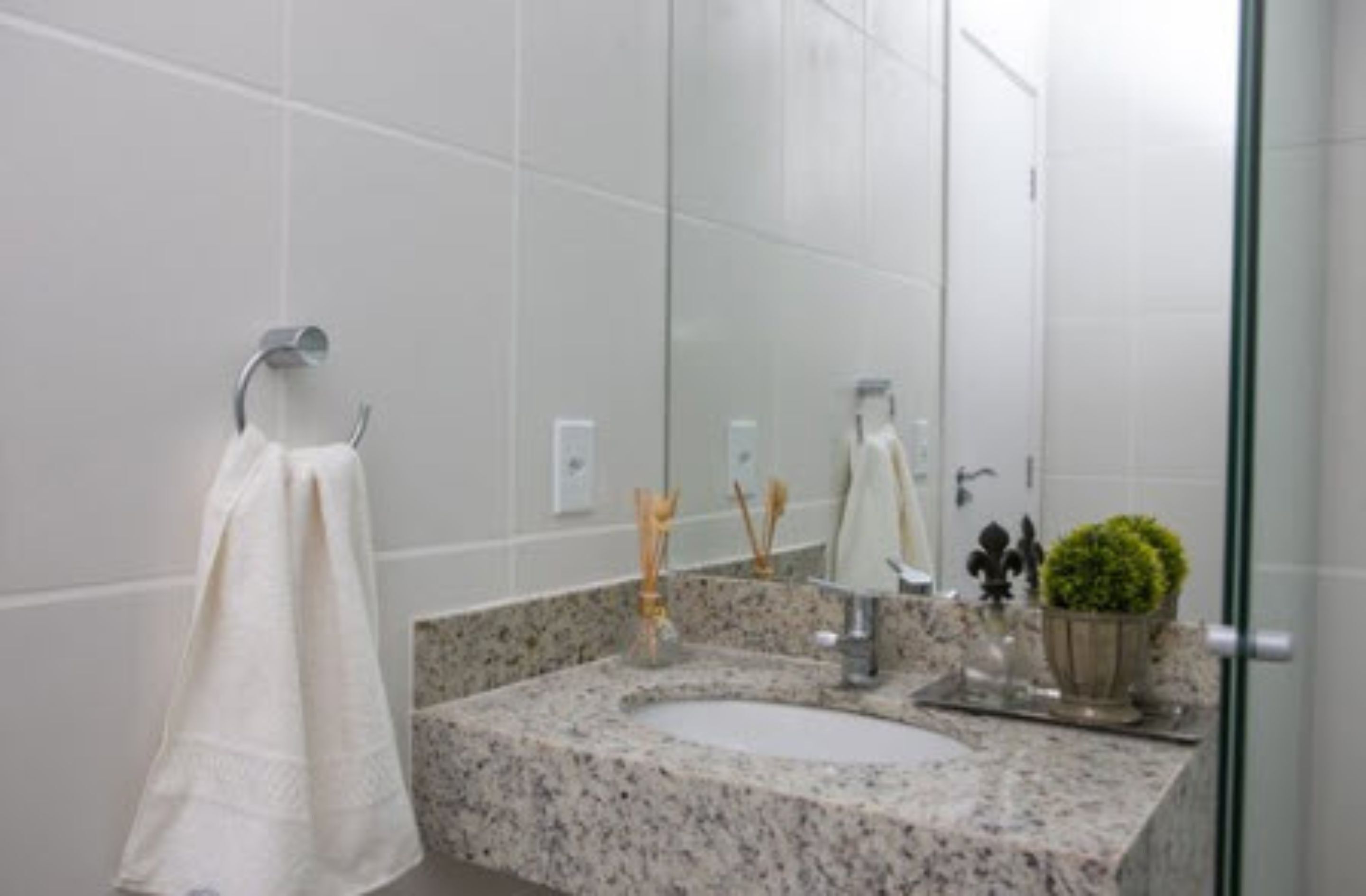 rainfall showerhead, free toiletries, hair dryer, towels