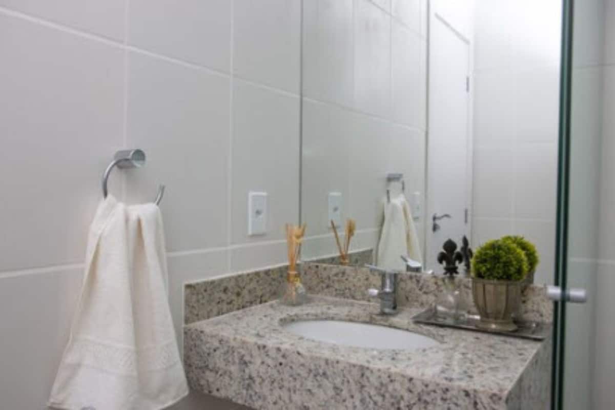 rainfall showerhead, free toiletries, hair dryer, towels