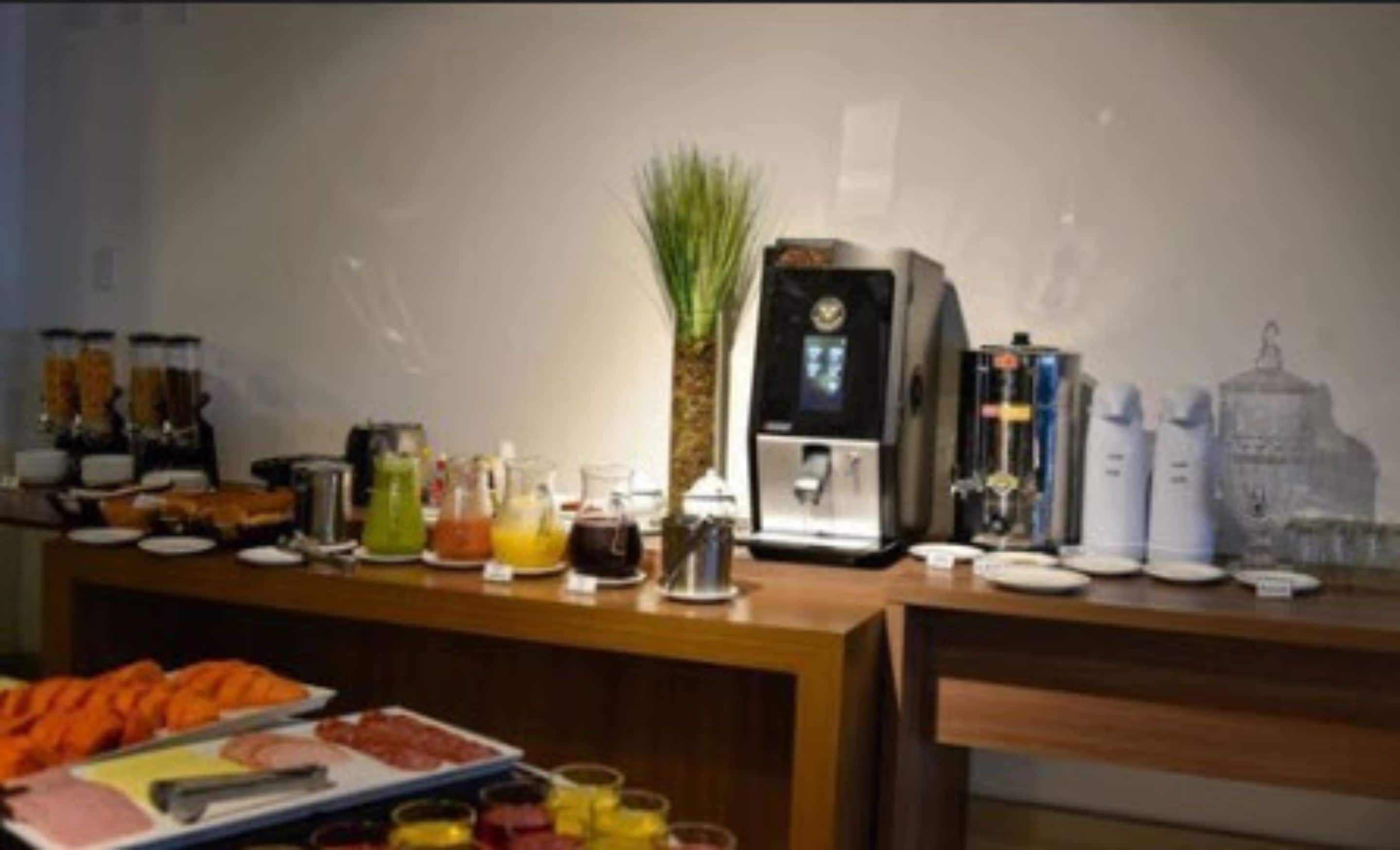 daily buffet breakfast (brl 39 per person)