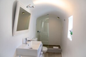 Casa, 2 habitaciones, bañera de hidromasaje | Baño | Artículos de higiene personal gratuitos, secador de pelo y toallas
