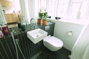 ฝักบัว, ของใช้ในห้องน้ำฟรี, ไดร์เป่าผม, ผ้าเช็ดตัว