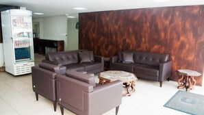 Una sala moderna con un sofá seccional, una mesa de centro y una pequeña mesita auxiliar.