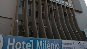 Un edificio de hotel de varios pisos con balcones y un letrero que dice 'Hotel Milênio'.