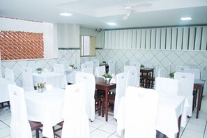 朝食 (ビュッフェ)、毎日提供 (無料)