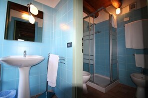 Apartment, 1 Bedroom (Pergolesi) | Bathroom | Shower, rainfall showerhead, bidet, towels - Poggio Montali (Monte Roberto)