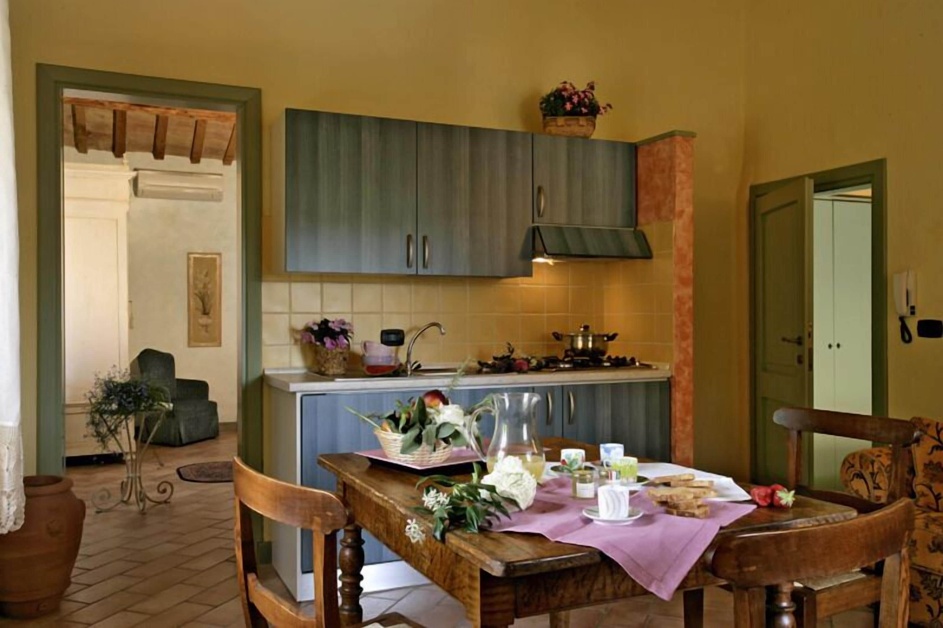 Frigorifero con congelatore, piano cottura, macchina per caffè espresso