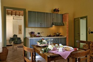 Full-sized fridge, stovetop, espresso maker, coffee/tea maker - Poggio Montali (Monte Roberto)