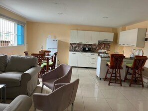 Classic Apartment | Living area | 32-inch flat-screen TV with cable channels, Smart TV - Apartamentos Román (Santo Domingo)