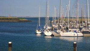 A marina with multiple sailboats docked. - Charming house in Westenschouwen (Burgh-Haamstede)