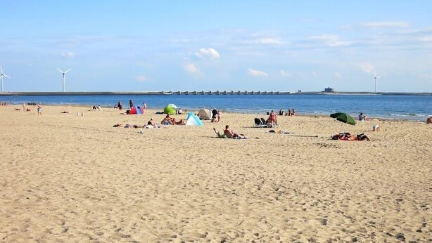 A sandy beach with people sunbathing and tents. - Charming house in Westenschouwen (Burgh-Haamstede)