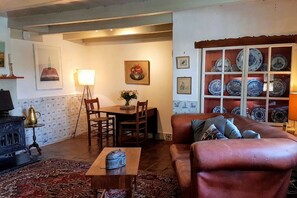 TV, fireplace - Charming house in Westenschouwen (Burgh-Haamstede)