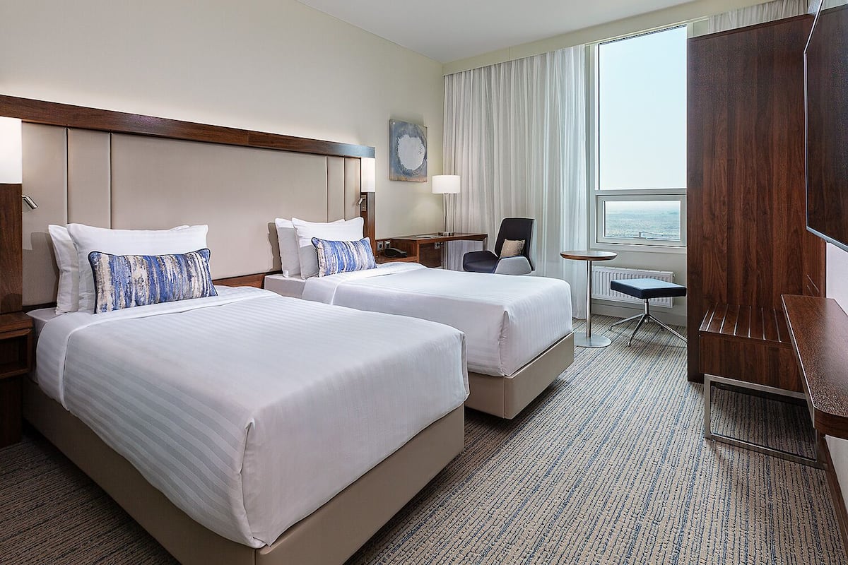 1 bedroom, desk, laptop workspace, soundproofing