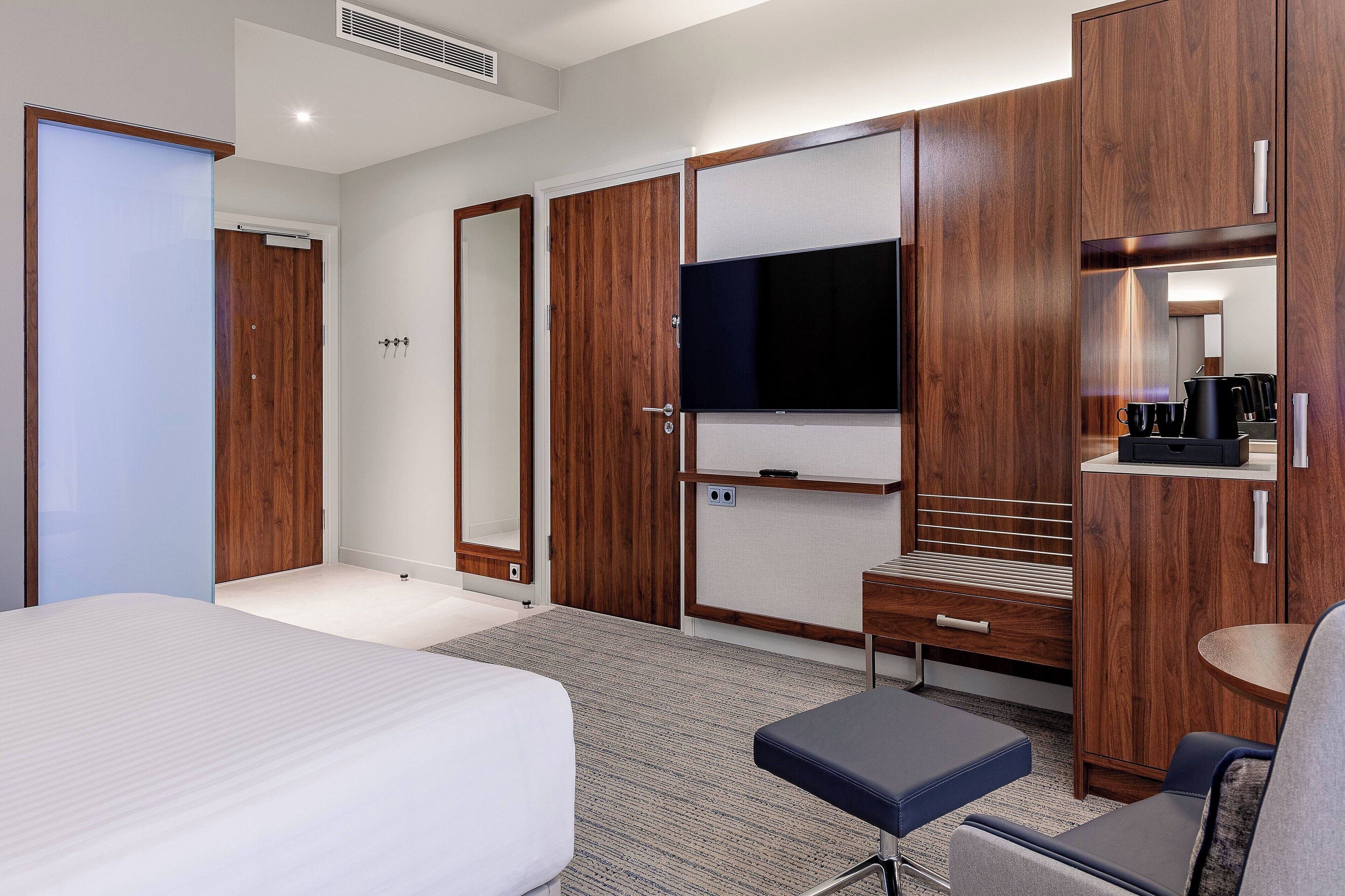 1 bedroom, desk, laptop workspace, soundproofing