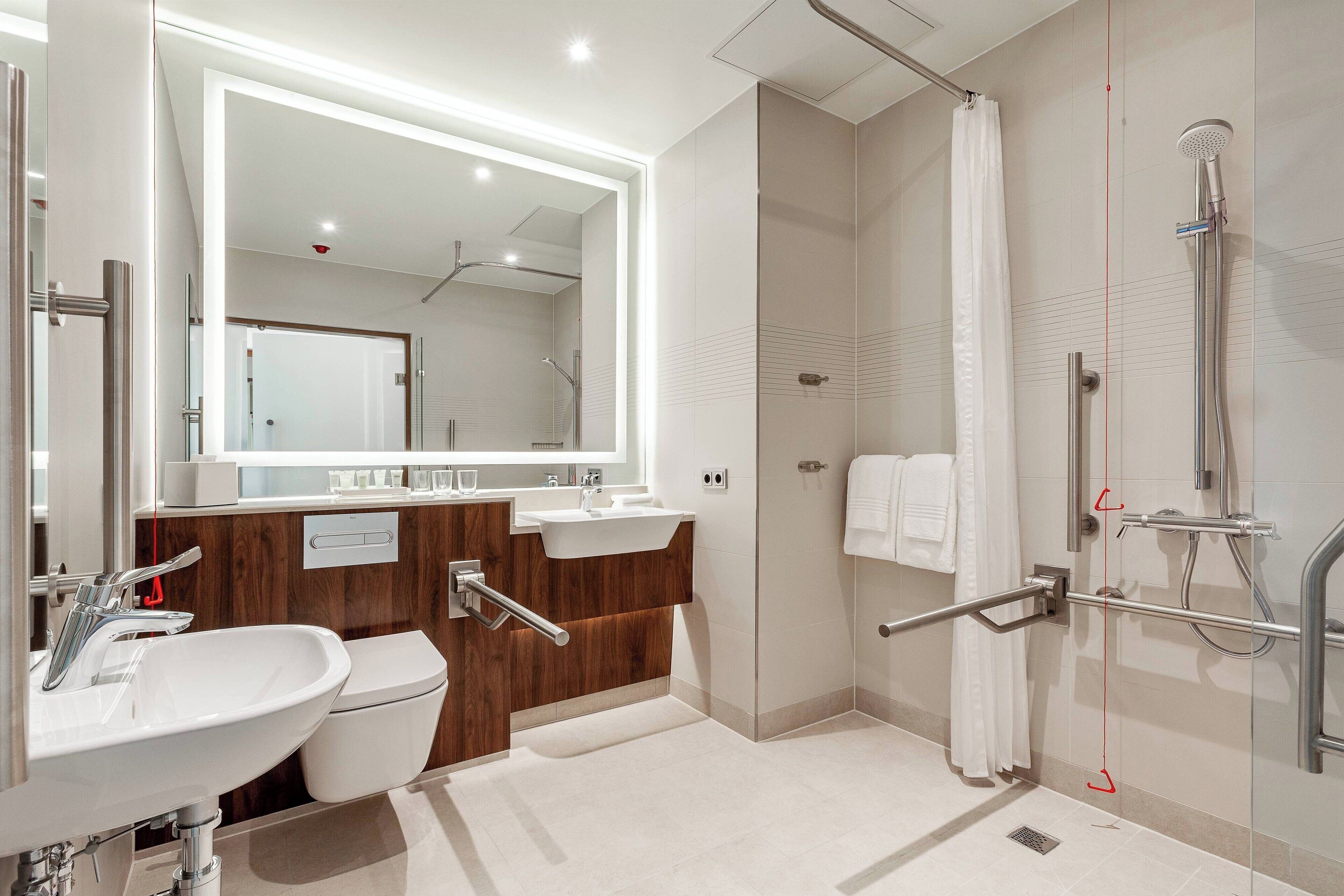 deluxe room, 1 king bed, non smoking | bathroom | shower, hair dryer, towels