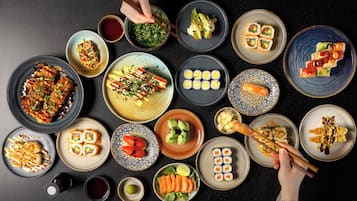 Variedad de platos de sushi dispuestos en varias fuentes.
