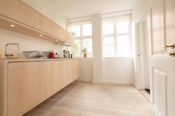 City Apartment | Private kitchen | Full-size fridge, oven, stovetop, electric kettle
