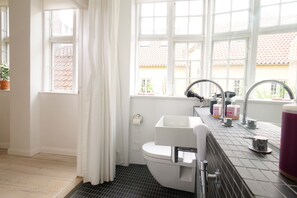 City-Apartment | Badezimmer | Dusche, kostenlose Toilettenartikel, Haartrockner, Handtücher