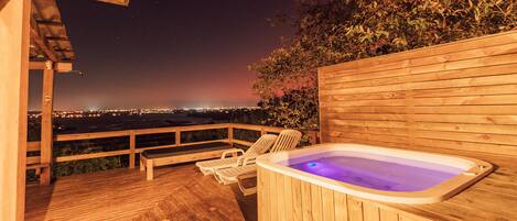 Aquarius (B1) com Jacuzzi com Hidromassagem - Chalés e Bangalôs Ibiraquera | Private spa tub