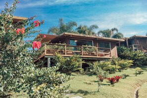 Pyxis (B4) com Banheira de Imersão privativa - Chalés e Bangalôs Ibiraquera | Blick auf den Garten