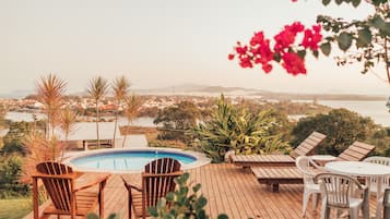 Alberca al aire libre, sombrillas en la alberca y camastros