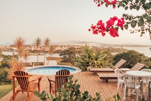Outdoor pool, pool umbrellas, pool loungers - Chalés & Bangalôs Ibiraquera (Imbituba)